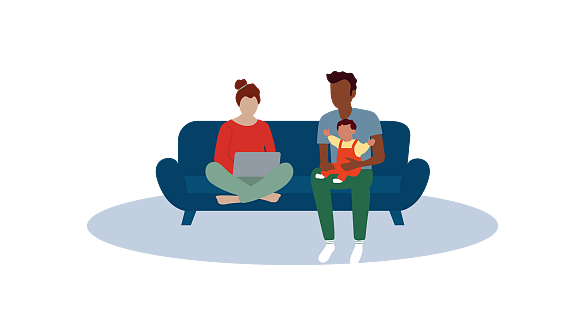 Gezeichnetes Bild: Eine Frau mit einem Laptop und ein Mann mit einem Kind im Arm sitzen auf einem Sofa.
