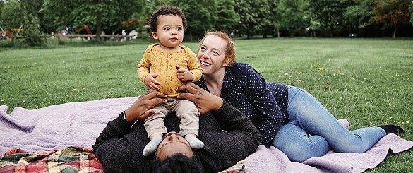 Eine Familie mit Kind im Park