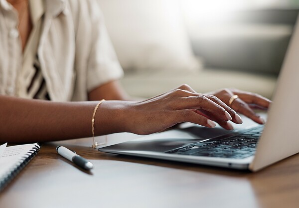 Eine Person, die auf einem Laptop tippt