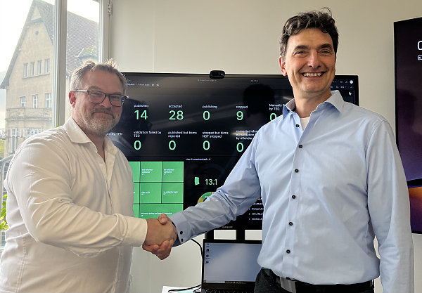 Frank Schmitz (links) vom Beschaffungsamt des BMI und Peter Büsing (rechts) von der Freien Hansestadt Bremen feiern den erfolgreichen Start des Datenservice Öffentlicher Einkauf.
