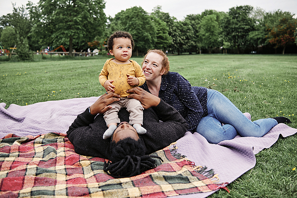 Eine Familie mit Kind im Park